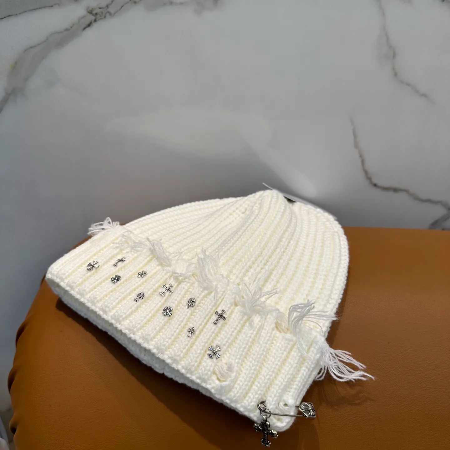 P70 🤍Chrome hearts new autumn and winter cross knitted hat🧶 One of the must-have hats in autumn and winter~ It really looks good on whoever wears it~, it is also a perfect match in black and white and gray in autumn~